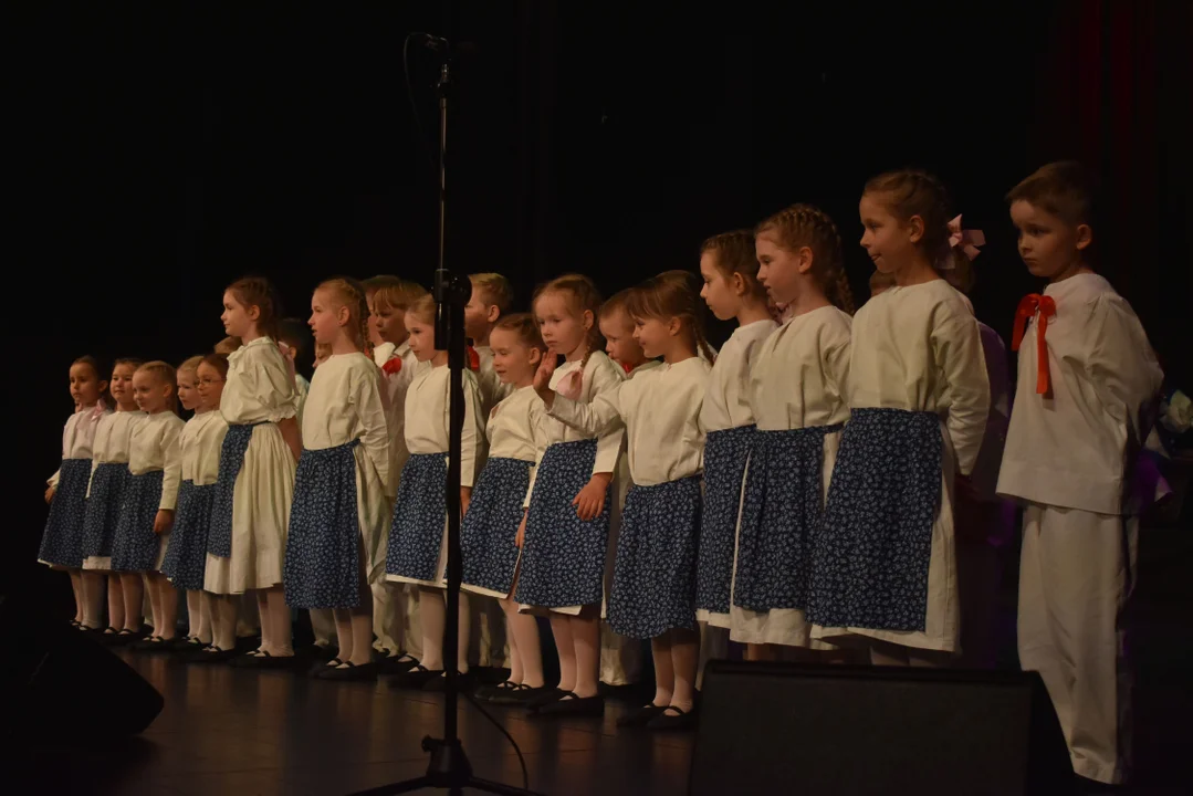 "Powiśle" zatańczyło i zaśpiewało dla mam (zdjęcia) - Zdjęcie główne