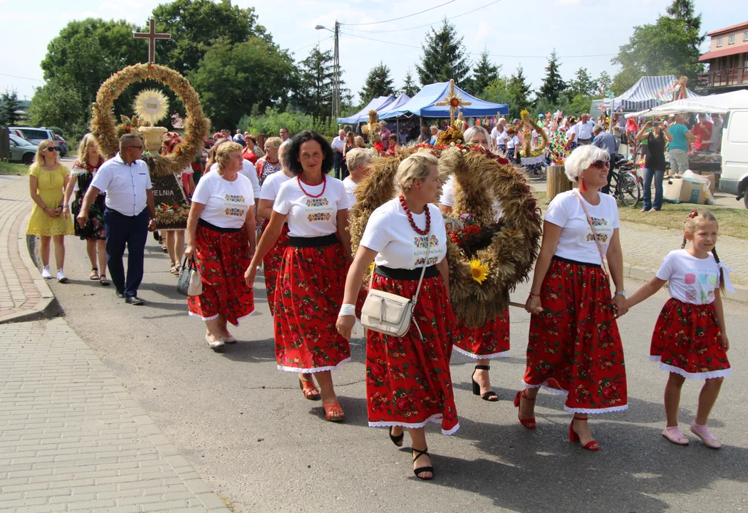 Korowód dożynkowy w Ostrówku