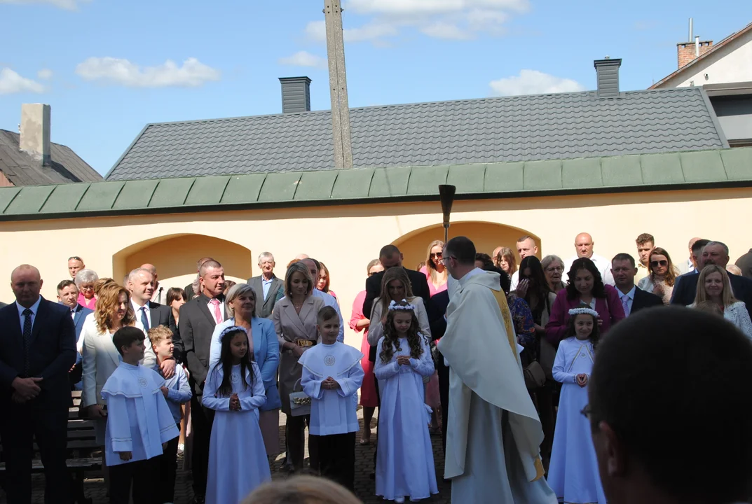 Uczniowie z klas III A i III C z SP nr 2 w Opolu Lubelskim przystąpili do I Komunii Świętej 3 czerwca o godz. 10