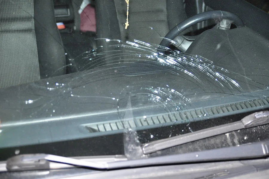 Biała Podlaska: Chciał wybić szybę w oknie byłej. Uszkodził zaparkowane obok samochody