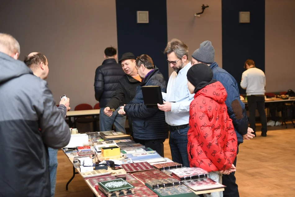 Giełda Kolekcjonerów (zdjęcia) Cykliczne Targowisko w Łukowskim Ośrodku Kultury. - Zdjęcie główne