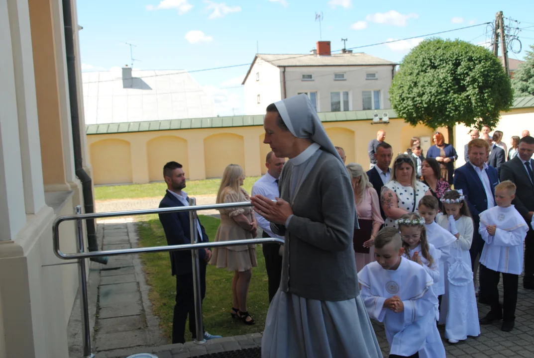 Uczniowie z klas III A i III C z SP nr 2 w Opolu Lubelskim przystąpili do I Komunii Świętej 3 czerwca o godz. 10