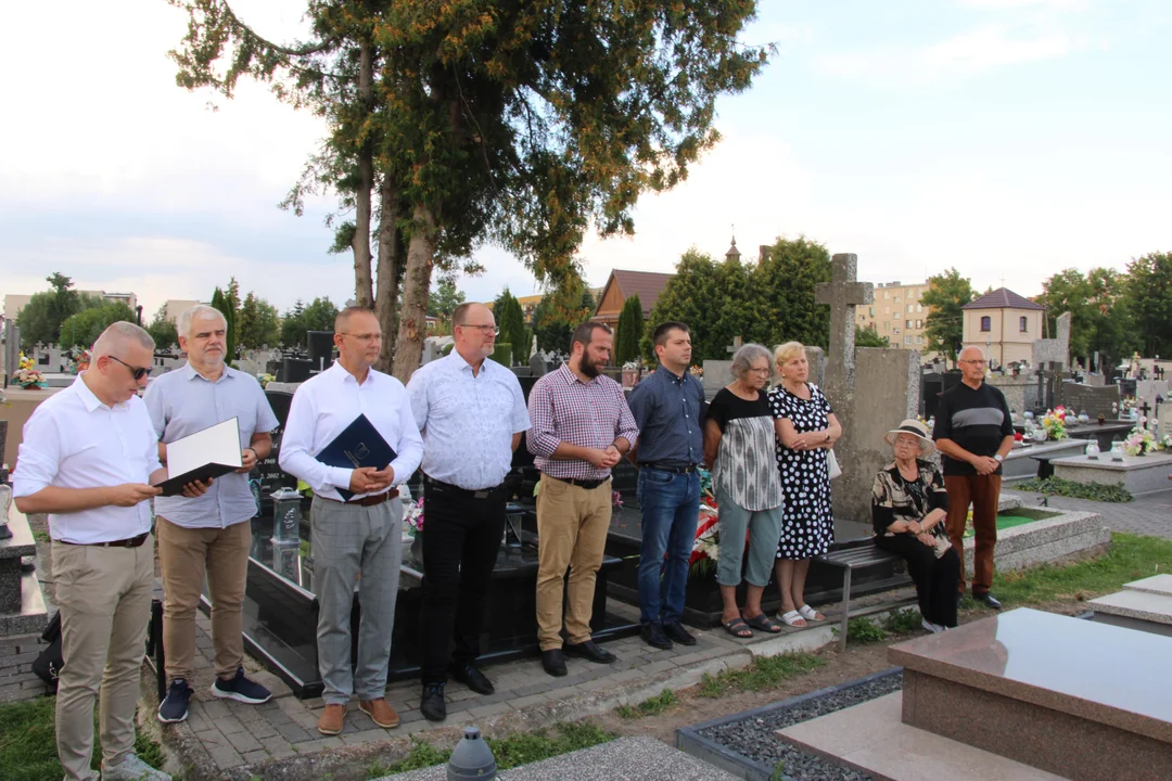 Nagrobek byłego burmistrza Łukowa Andrzeja Śledzia oficjalnie odsłonięty