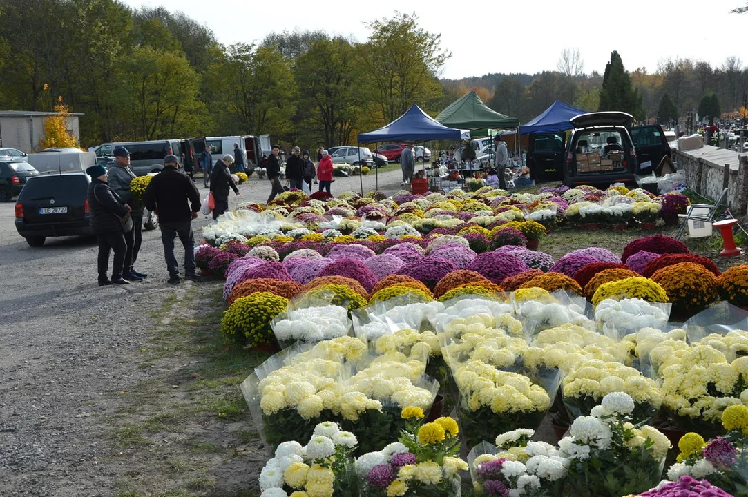 Przedświąteczny ruch przy cmentarzach w Chodlu i Poniatowej