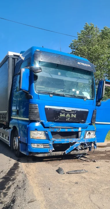 Województwo lubelskie: Ciężarówka wjechała w auto służby drogowej. Kilka osób w szpitalu