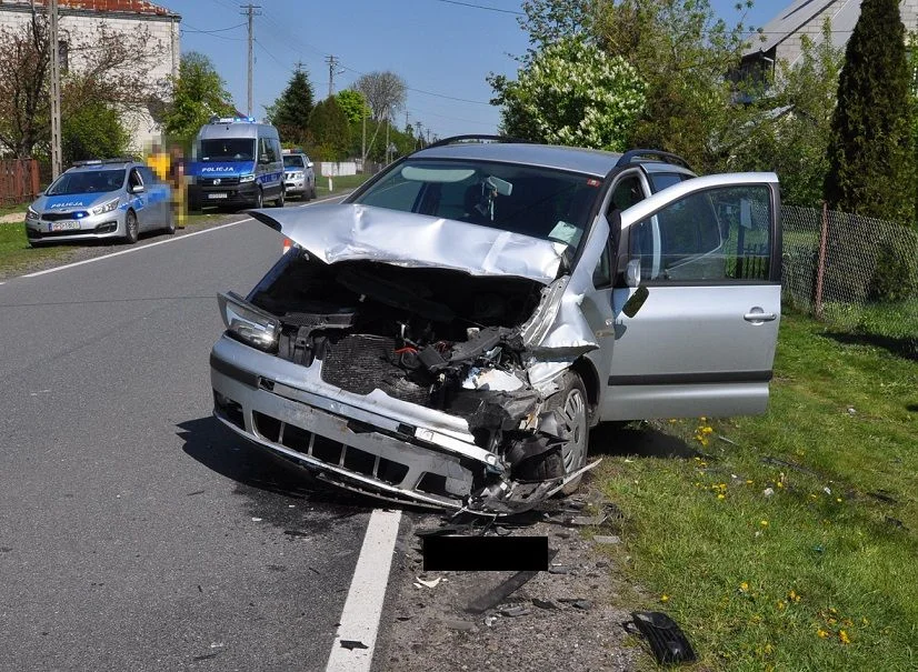 Powiat bialski: Zasnęła za kierownicą i uderzyła w zaparkowany samochód. Dwie osoby w szpitalu - Zdjęcie główne