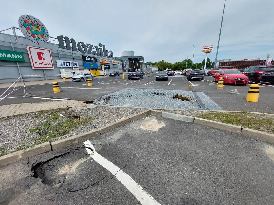 Przed galeriami zawalił się parking. Część jest wyłączona z użytkowania [ZDJĘCIA] - Zdjęcie główne