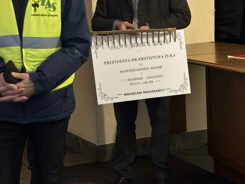 "Złote Grabie" za podwyżki i rekordowy dług. Aktywiści podliczają 15 lat rządów prezydenta Lublina