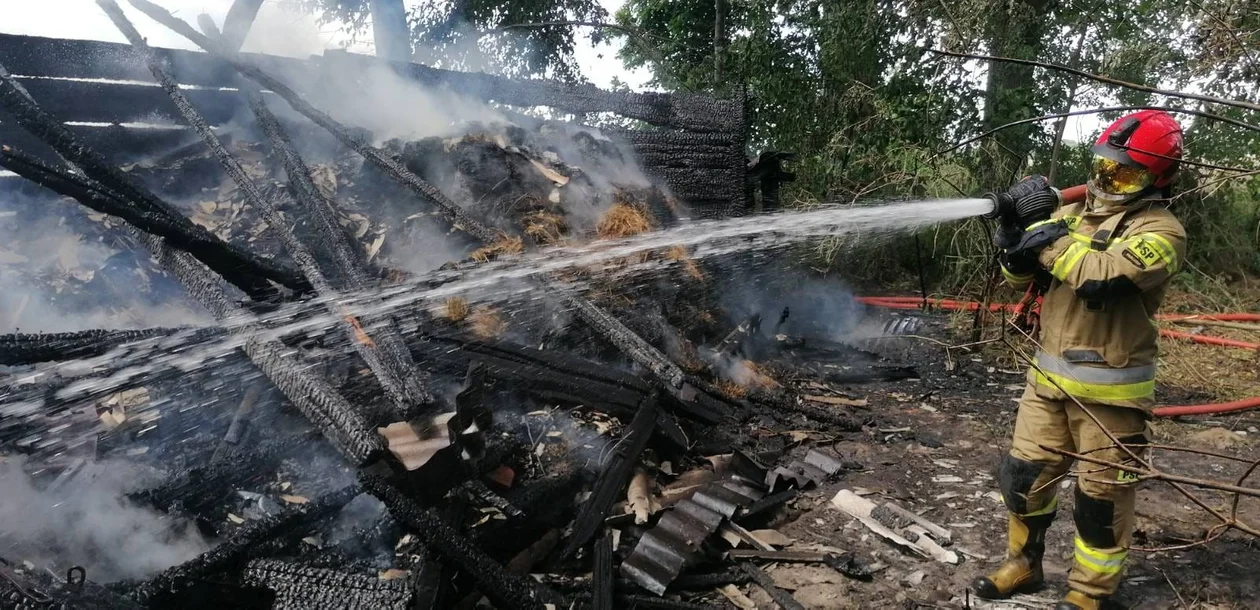 Powiat parczewski: Pożar stodoły i szopy. Cztery zastępy strażaków gasiły ogień