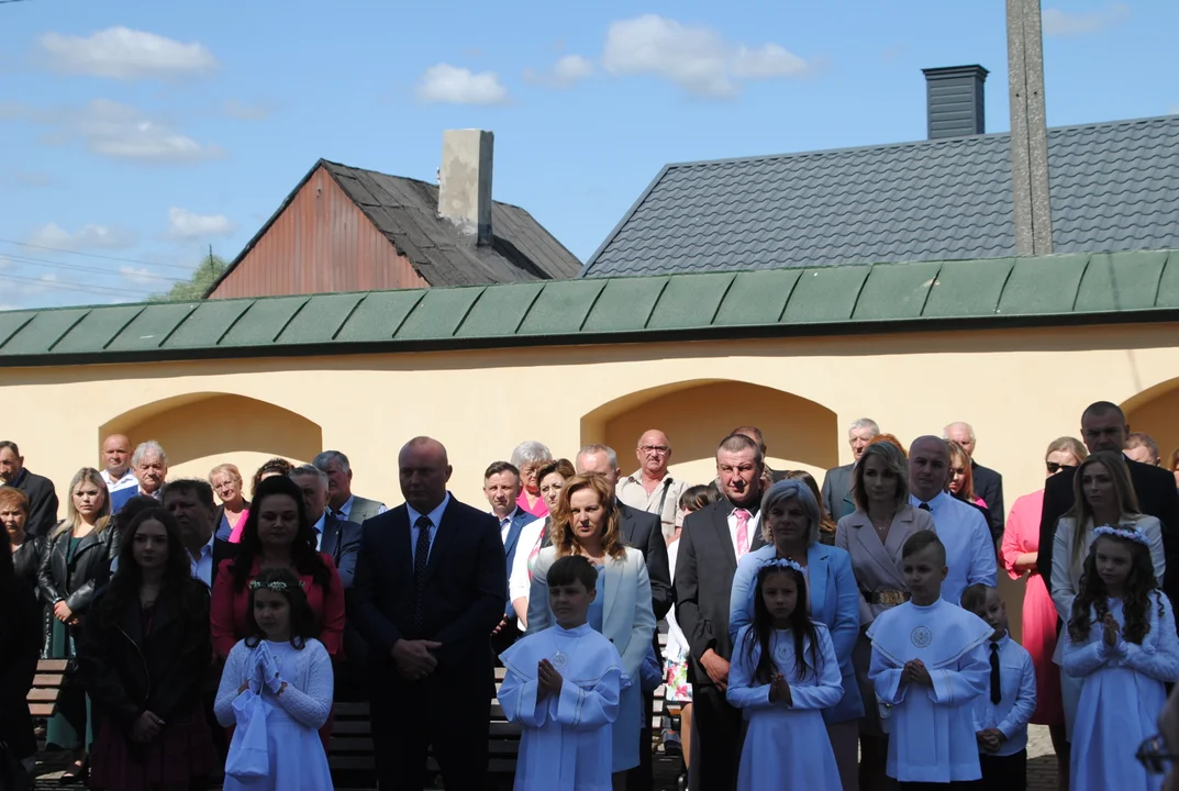 Uczniowie z klas III A i III C z SP nr 2 w Opolu Lubelskim przystąpili do I Komunii Świętej 3 czerwca o godz. 10