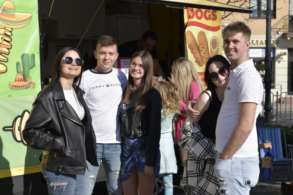 Food trucki w Łukowie (zdjęcia) Prawdziwa gratka dla fanów dobrej kuchni i jedzenia pod chmurką. - Zdjęcie główne