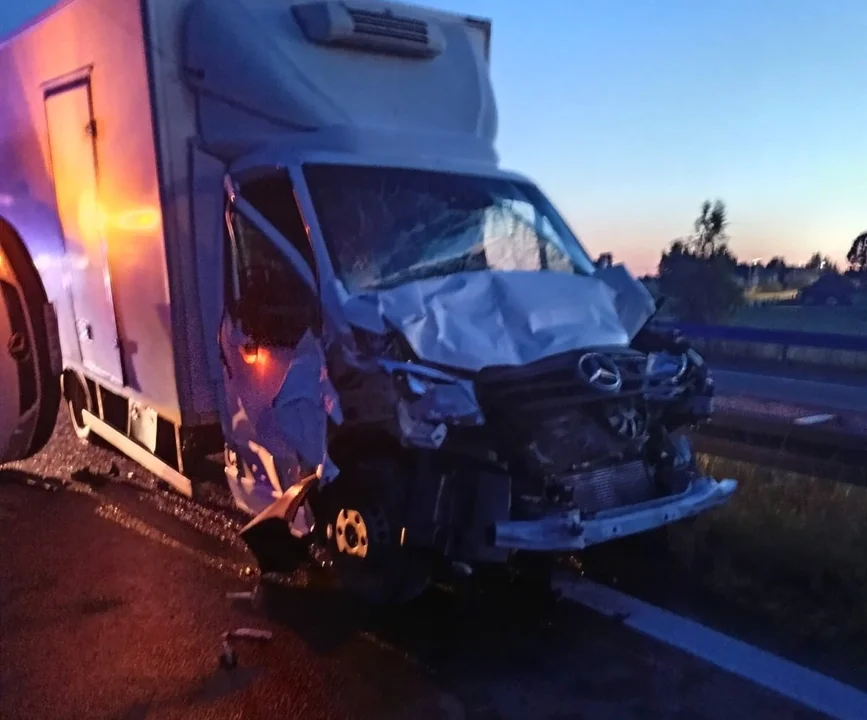 Pił alkohol, bo poczuł się senny za kierownicą. Wypadek na S17