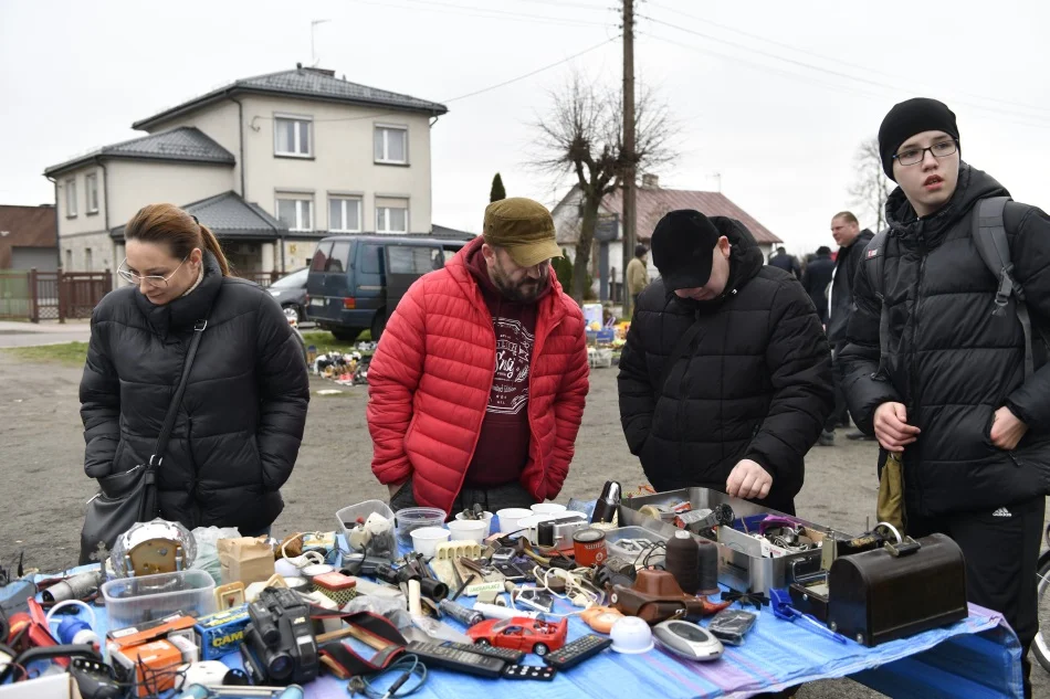 Pchli Targ w Łukowie (zdjęcia)Na placu przy Biedronce - Zdjęcie główne