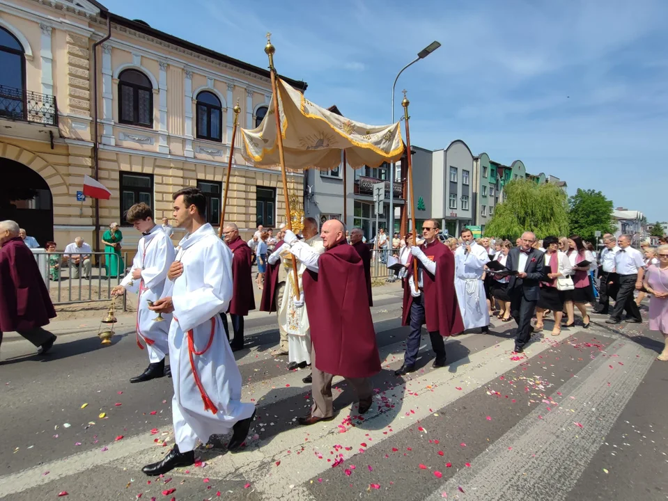 Uroczystość Bożego Ciała w parafii Podwyższenia Krzyża Świętego w Łukowie. Wspólna modlitwa ulicami miasta [ZDJĘCIA] - Zdjęcie główne