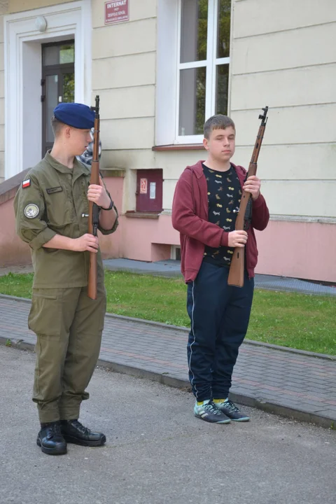 Dzień otwarty w Zespole Szkół w Radoryżu Smolanym (ZDJĘCIA) Goście mogli poćwiczyć strzelanie i musztrę