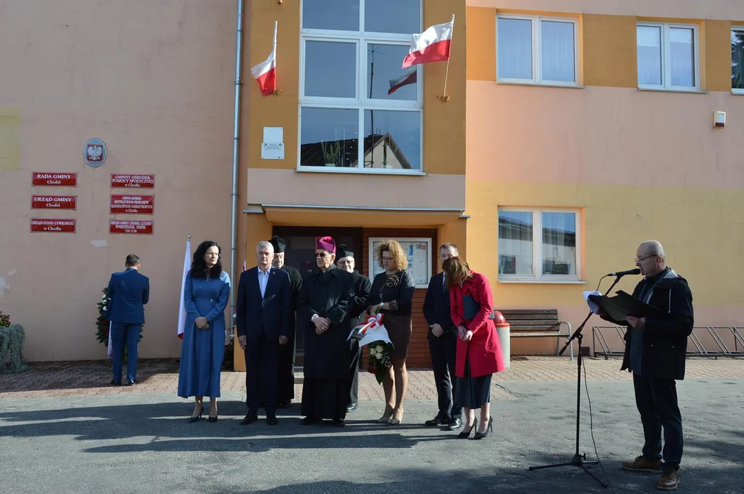 Uroczystość odłonięcta tabicy pamiątkowej poświęconej chodelskim Żydom zamrodowanym podczas akcji „Reinhardt”