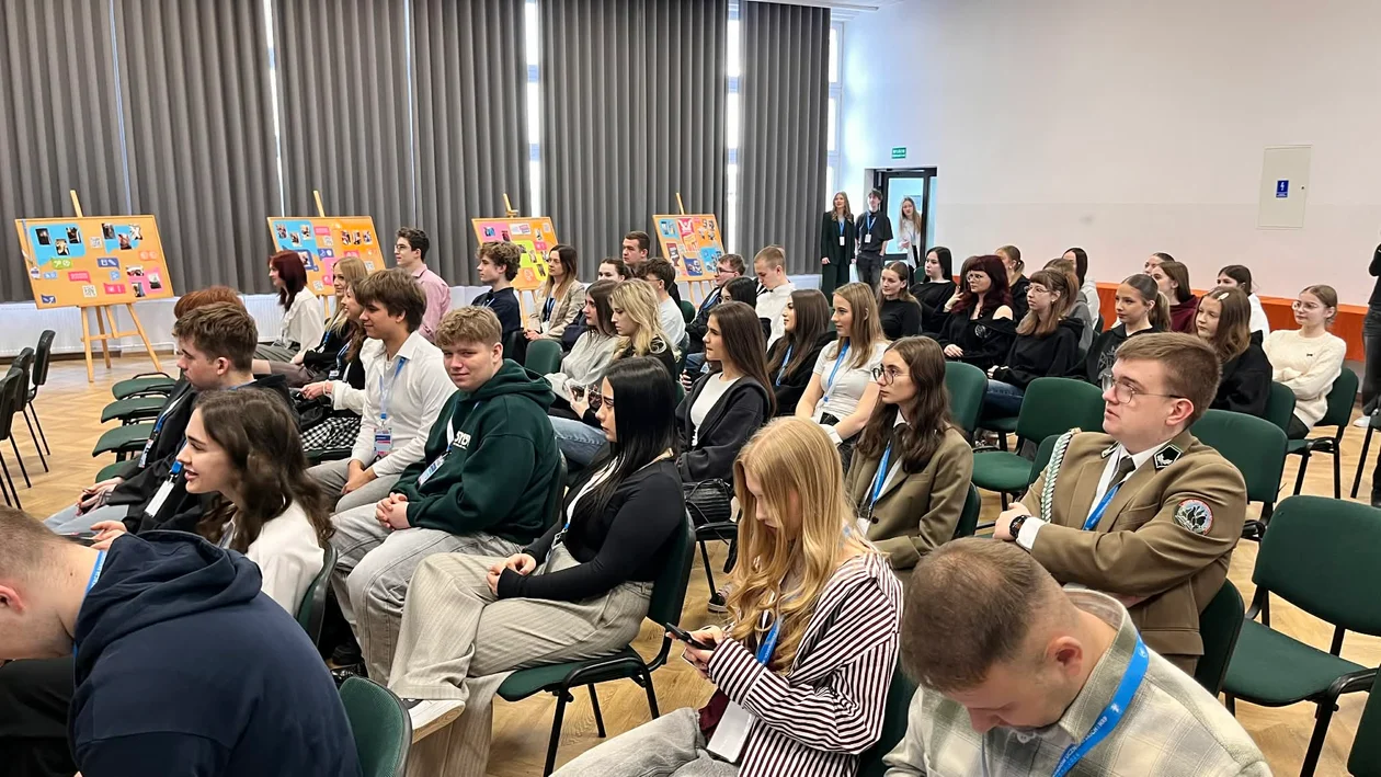 „Od pomysłu do działania” . Biłgorajska młodzież bierze sprawy w swoje ręce (foto) - Zdjęcie główne