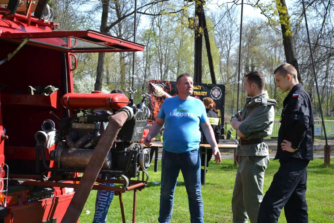 Dzień otwarty w Zespole Szkół w Radoryżu Smolanym (ZDJĘCIA) Goście mogli poćwiczyć strzelanie i musztrę