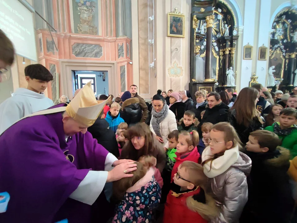 Dzieci z rodzicami modliły się podczas mszy św. z udziałem Bpa Grzegorza Suchodolskiego. Błogosławieństwo przez nałożenie rąk