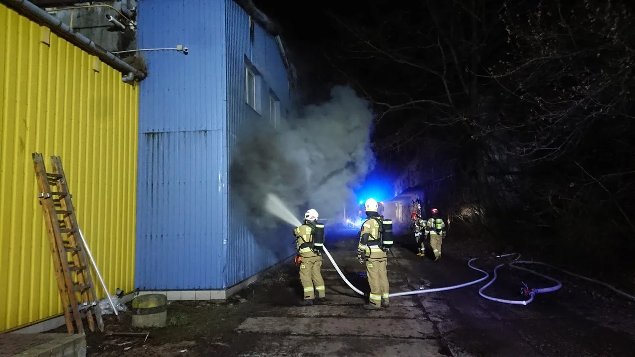 Lublin: Duży pożar przy ul. Łęczyńskiej. Zapalił się magazyn meblowy