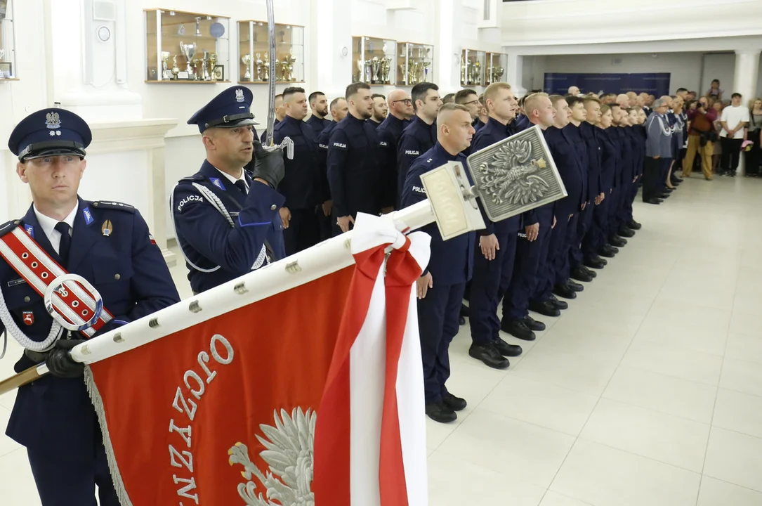 Lubelski garnizon ma nowych policjantów. Wręczono też odznaczenia i przyznano awanse - Zdjęcie główne