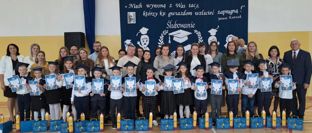 Ślubowanie uczniów klasy I w Szkole Podstawowej w Sarnowie