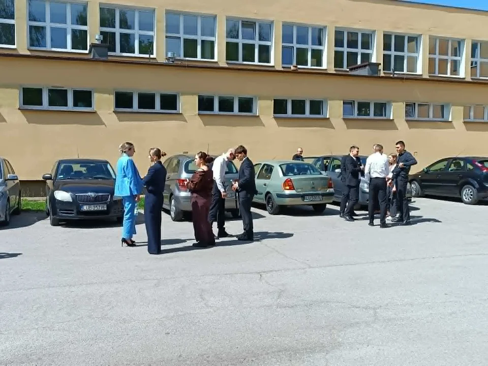 Maturzyści z XIV Liceum Ogólnokształcącego w ZSO nr 1 im. Zbigniewa Herberta w Lublinie po egzaminie