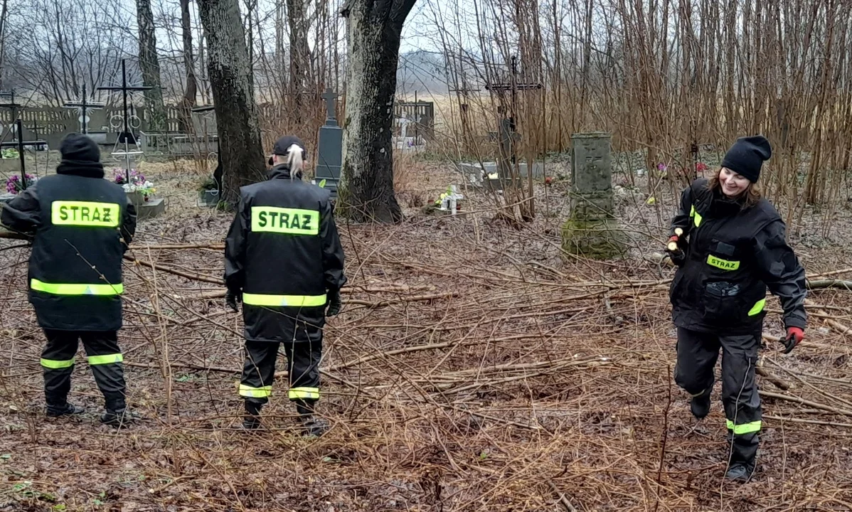 Wyjątkowa akcja w powiecie parczewskim. Wysprzątali zaniedbany cmentarz - Zdjęcie główne