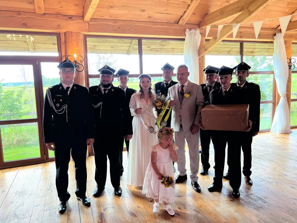 Wiceprezes OSP w Trzciance wziął ślub! Koledzy druhowie przygotowali niespodziankę