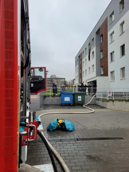 Lublin: Pożar mieszkania na Felinie. Ogień gasiło blisko 20 strażaków