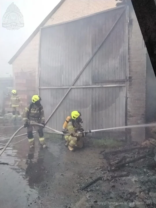 Powiat radzyński: Duży pożar w gospodarstwie rolnym. Z ogniem walczyło kilkanaście zastępów straży pożarnej