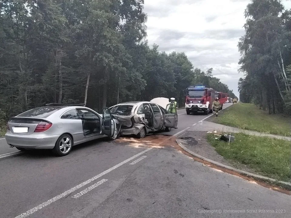 Powiat radzyński: Trzy osoby w szpitalu po zderzeniu osobówek