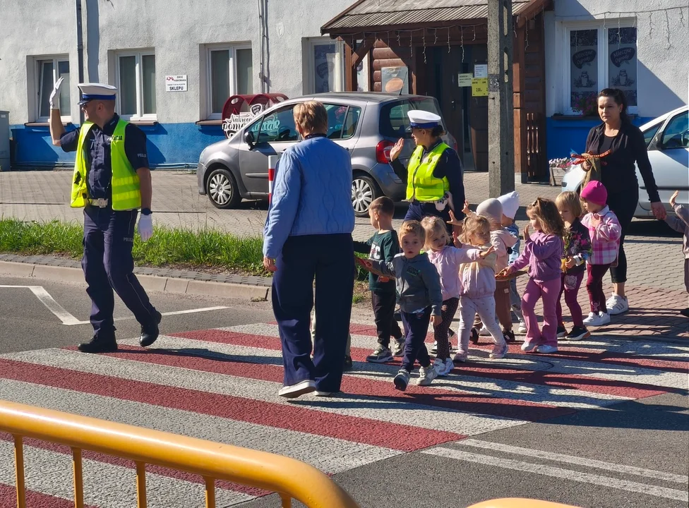 Bezpieczna droga do szkoły. Dzieci ćwiczyły z policjantami (foto) - Zdjęcie główne