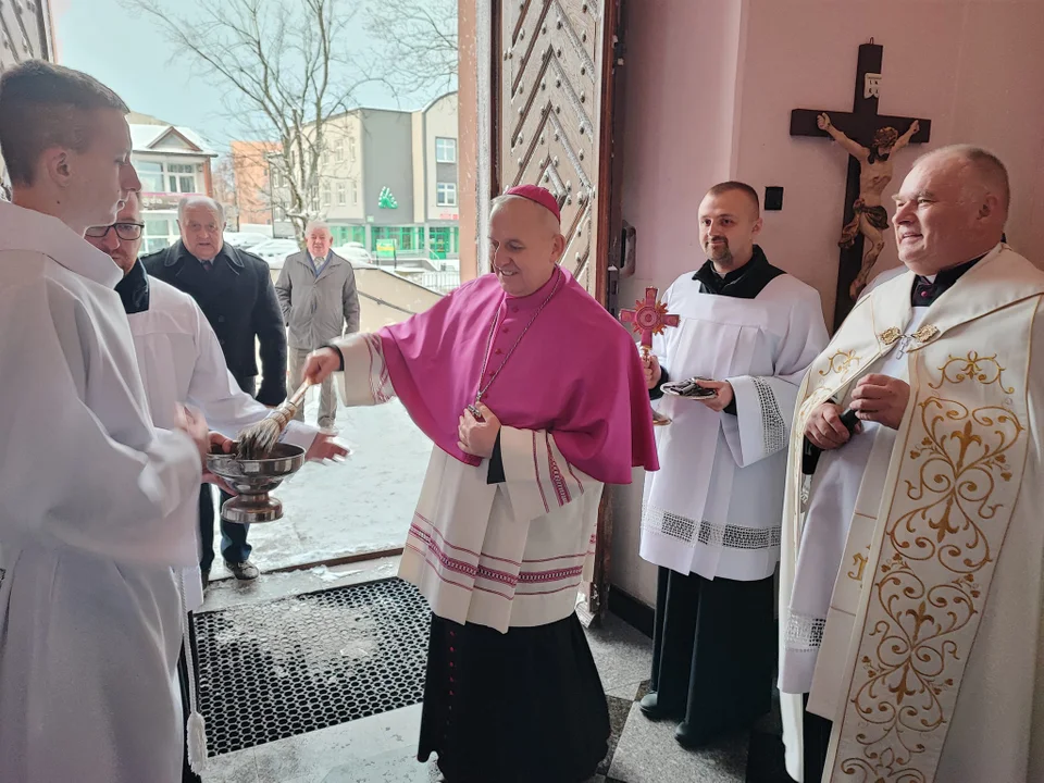 Biskup  Grzegorz  Suchodolski odwiedził Parafię Podwyższenia Krzyża Św. (zdjęcia) Ingres Biskupa z plebanii do kościoła i msza święta - Zdjęcie główne