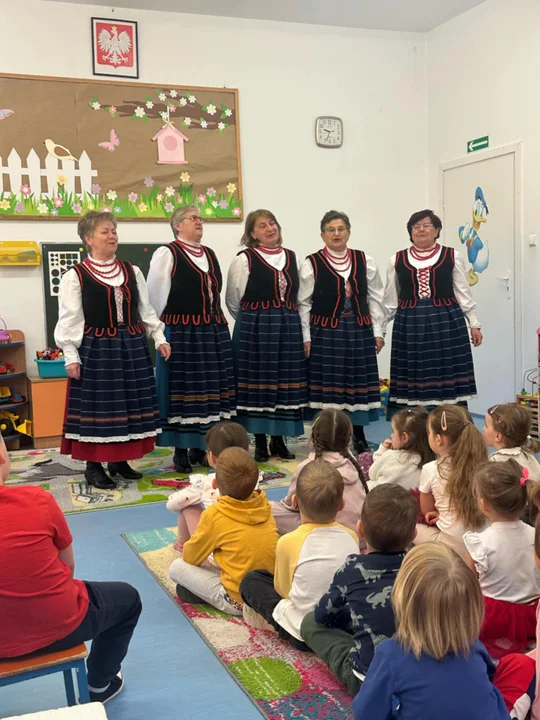 Panie z KGW z Rososzy z wizytą u przedszkolaków (zdjęcia)