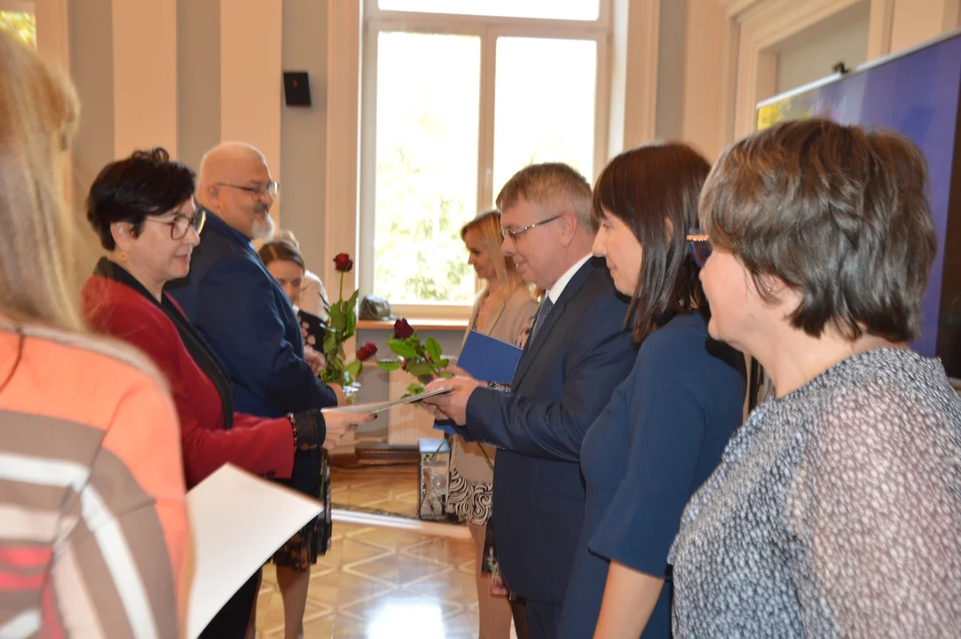 Nagrody i awanse na Dzień Nauczyciel w Starostwie Powiatowym w Puławach