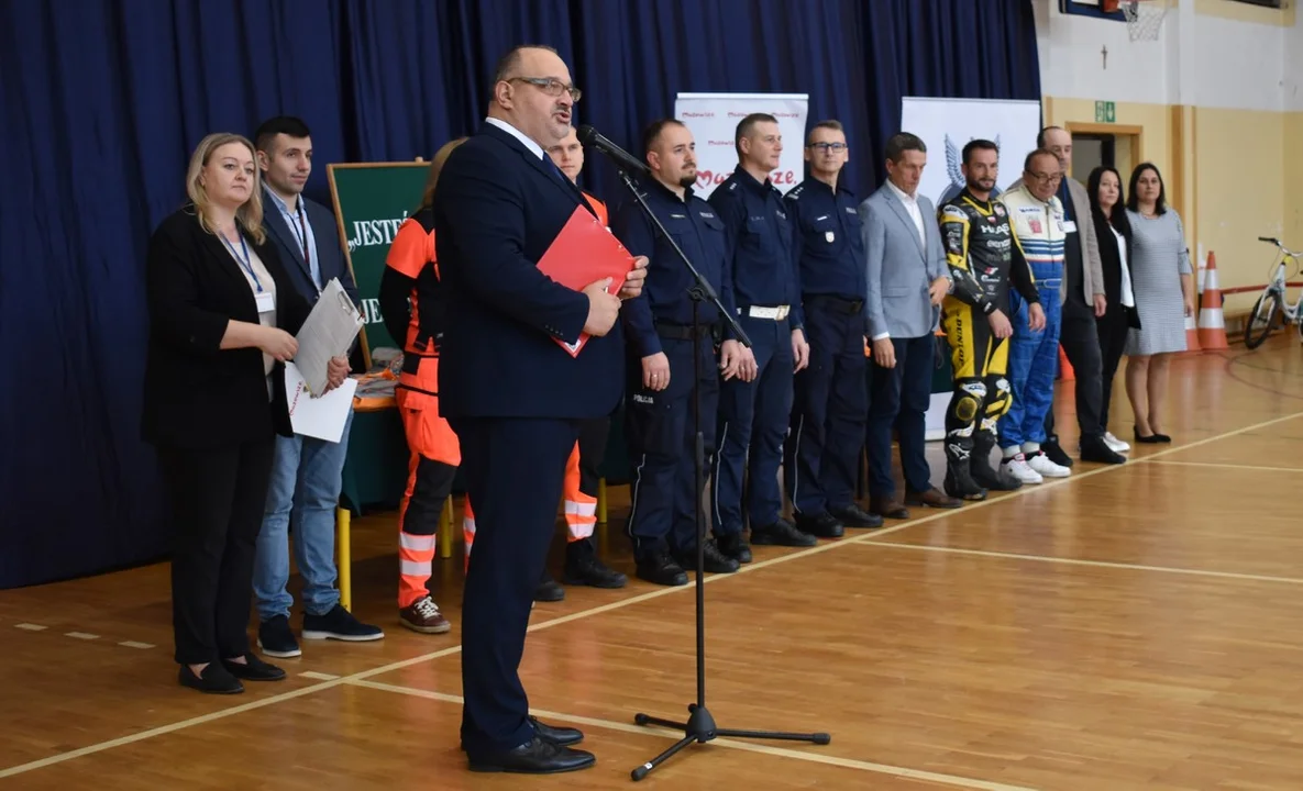 Policjanci przekonują - widoczność ratuje życie!