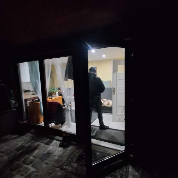 Parczewscy policjanci „odwiedzili” poszukiwanego, gdy spał. Kryjówka w sąsiednim powiecie nie pomogła