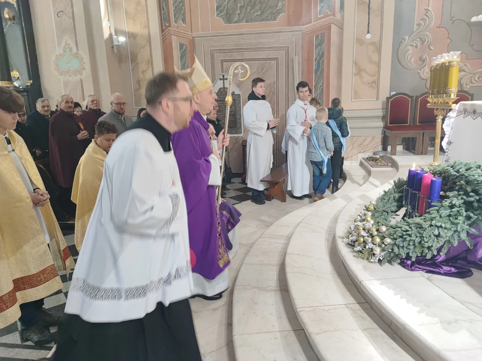 Biskup Grzegorz Suchodolski odwiedził Parafię Podwyższenia Krzyża Św. Ingres Biskupa z plebanii do kościoła i msza święta