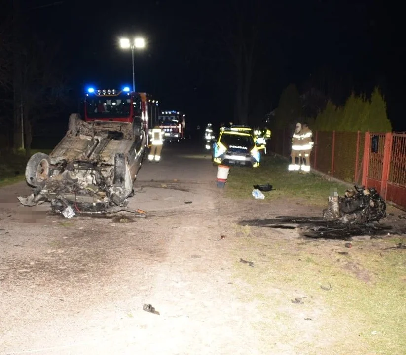 Powiat bialski: Dachowanie Forda. W aucie dwóch nietrzeźwych, jedna osoba w szpitalu