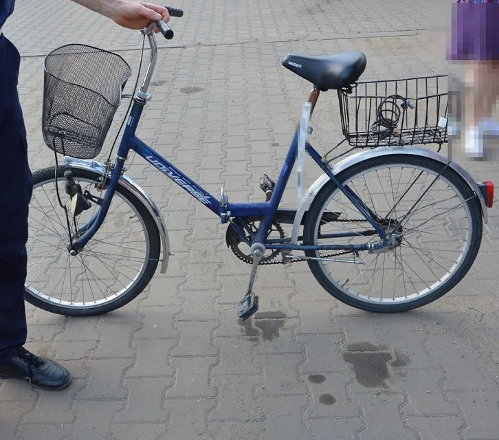 Powiat bialski: Samochód uderzył lusterkiem rowerzystkę. Kierowca sam zawiózł ją do szpitala - Zdjęcie główne