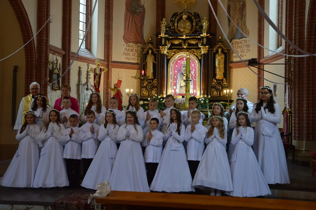 Ratoszyn: Trzecioklasiści już po Pierwszej Komunii Świętej (ZDJĘCIA) - Zdjęcie główne