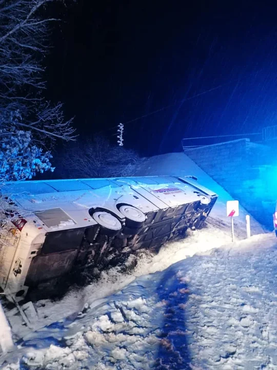 W Wandzinie przewrócił się autobus