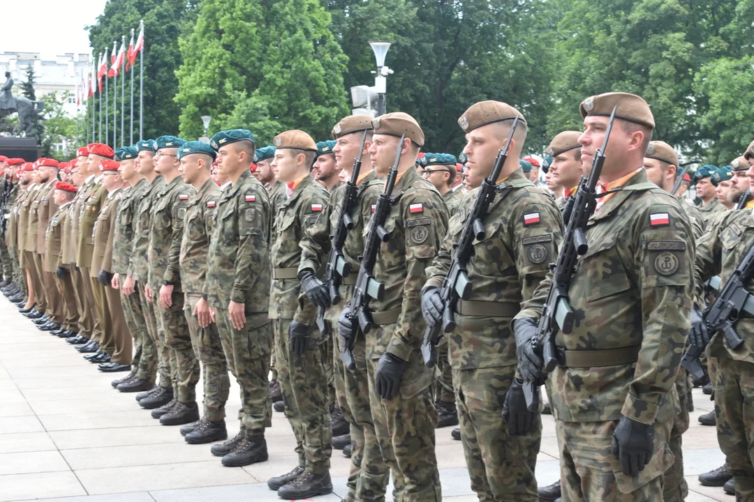 Na Placu Litewskim odbyły się uroczyste obchody święta Żandarmerii Wojskowej. „Formacja pod szkarłatnym beretem stanowi dziś kluczowy filar bezpieczeństwa i stabilności Sił Zbrojnych RP” - Zdjęcie główne