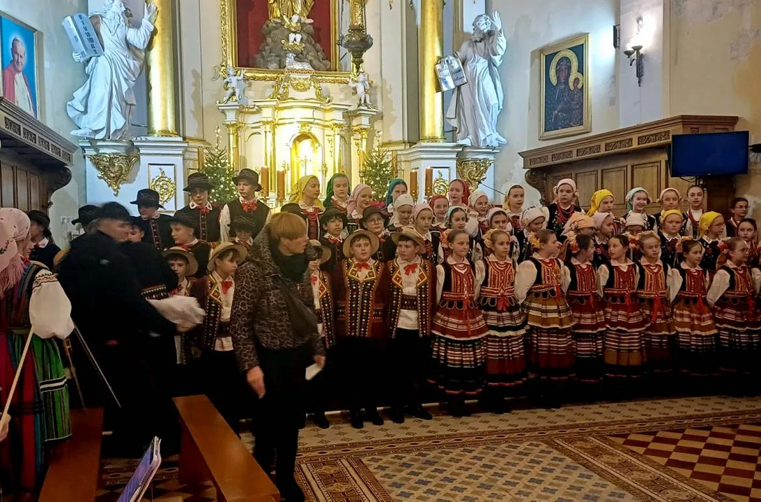 Zespół Pieśni i Tańca Ziemi Łukowskiej "Łukowiacy" na koncercie w Łukowie