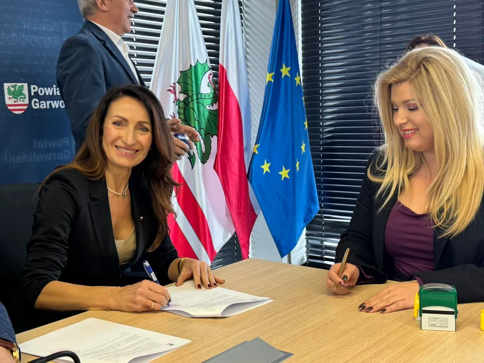 Nowy projekt edukacyjny w 38 szkołach powiatu. Podpisano umowy - Zdjęcie główne