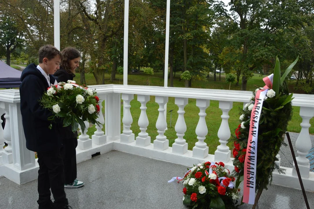 Odsłonięcie tablicy pamiątkowej poświęconej Żydom z Józefowa nad Wisłą zamordowanym podczas akcji "Reinhard"