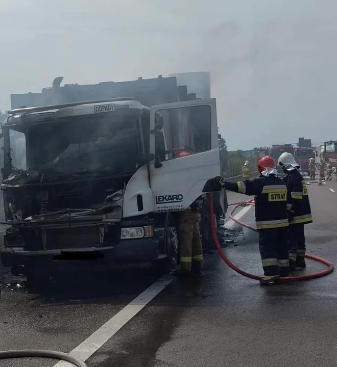 Pożar samochodu ciężarowego na ekspresówce