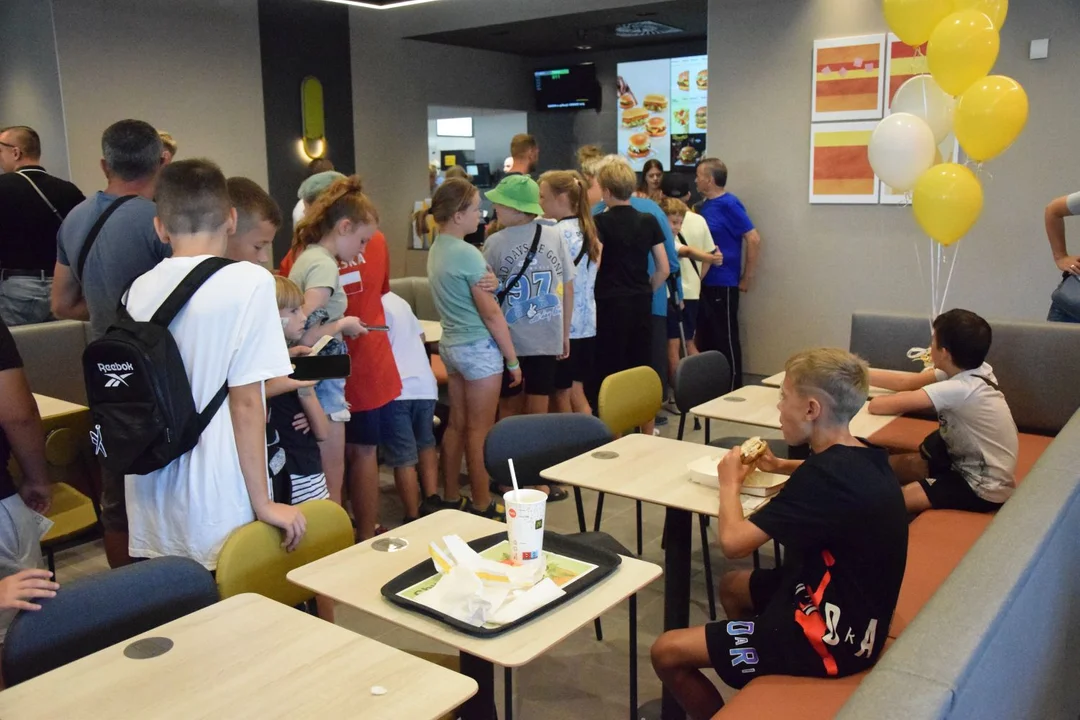 McDonald's w Łęcznej otwarty. Restauracja w kilka minut wypełniła się po brzegi (WIDEO, ZDJĘCIA) - Zdjęcie główne