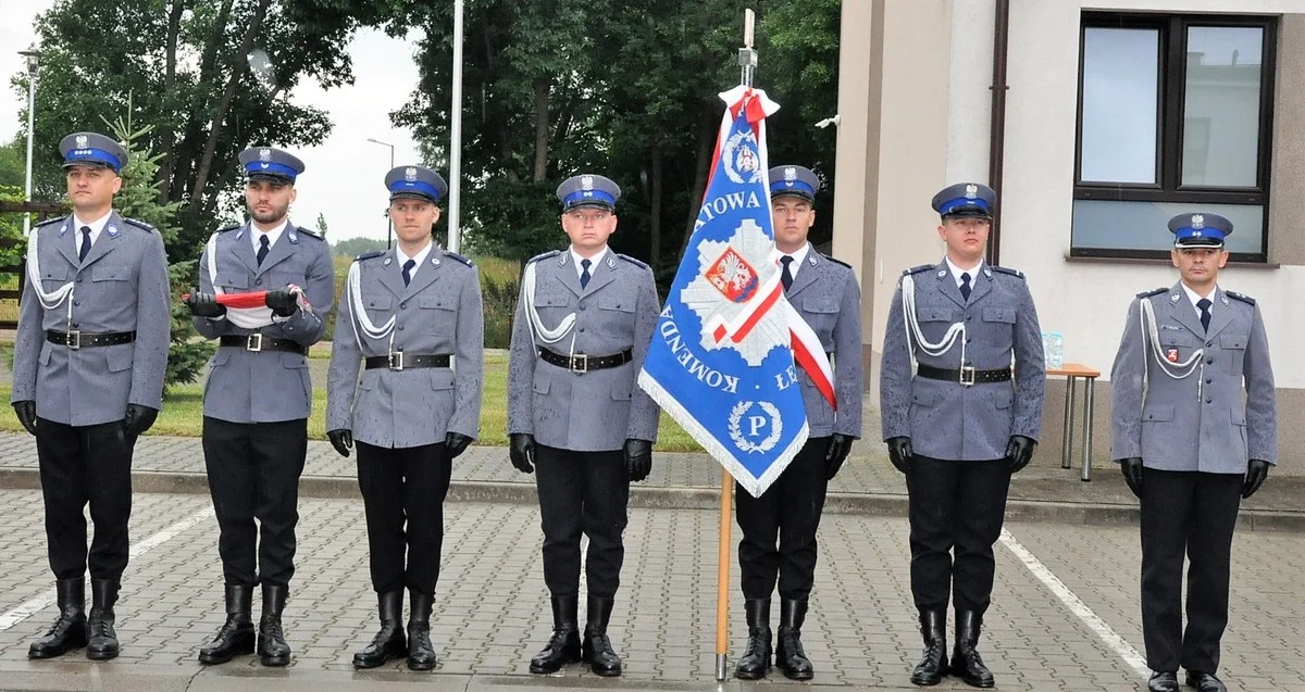 „Ja, obywatel Rzeczypospolitej Polskiej, świadom podejmowanych obowiązków policjanta, ślubuję”